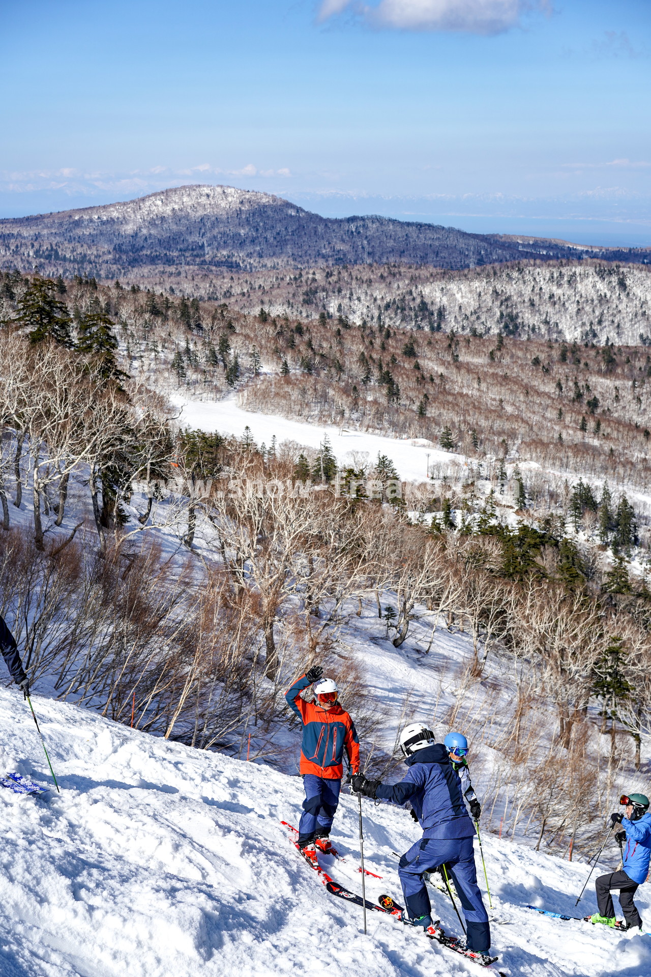 札幌国際スキー場 Mt.石井スポーツ ISHII SKI ACADEMY 校長・斉藤人之さんによる『斉藤塾』開講。本日のテーマは、「春雪！コブからスキーのたわみを楽しむ！！」(^^)v